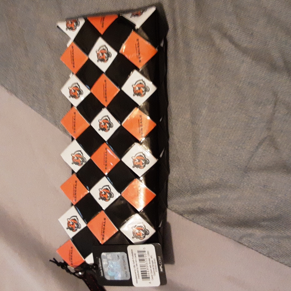 Wristlet pouch
